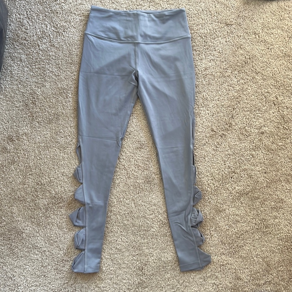 Light grey leggings with mesh ribbons on the sizes